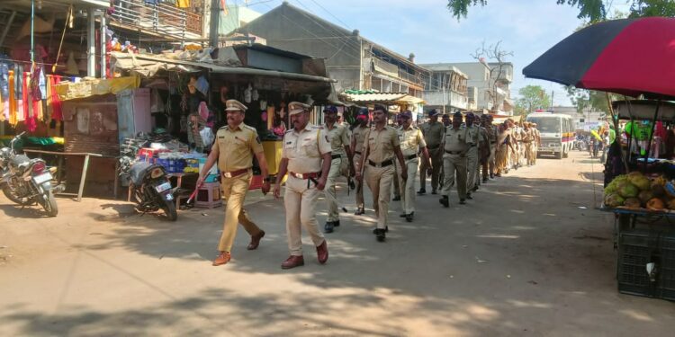 म्हसावद येथे पोलीस दलातर्फे काढण्यात आला रूट मार्च