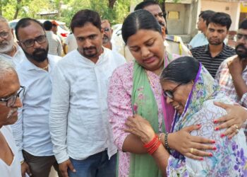 अवकाळी पावसाच्या संकटग्रस्त गावांत खा. डॉ.हिना गावित यांनी केली पाहणी,शेतकऱ्यांना दिला दिलासा