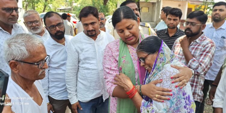 अवकाळी पावसाच्या संकटग्रस्त गावांत खा. डॉ.हिना गावित यांनी केली पाहणी,शेतकऱ्यांना दिला दिलासा