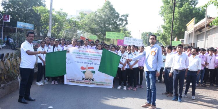 शहाद्यात औषधनिर्माणशास्त्र महाविद्यालयातर्फे पथनाट्य व रॅली द्वारे मतदान जनजागृती