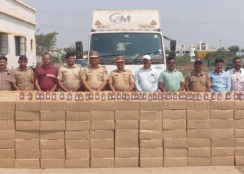 शहादा पोलिसांनी केला विदेशी दारूसह 44 लाखाचा मुद्देमाल जप्त