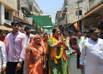 खांडबाऱ्यात जोरदार प्रचार रॅली; फुले उधळून वाजंत्रीच्या गजरात खा. डॉ. हिना गावित यांचे जागोजागी उत्स्फूर्त स्वागत