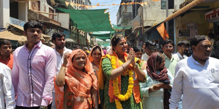 खांडबाऱ्यात जोरदार प्रचार रॅली; फुले उधळून वाजंत्रीच्या गजरात खा. डॉ. हिना गावित यांचे जागोजागी उत्स्फूर्त स्वागत