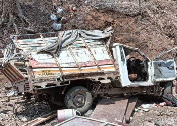 देवनदी दरीत पिकअप व्हॅन कोसळून दोन ठार तर तीन जण जखमी