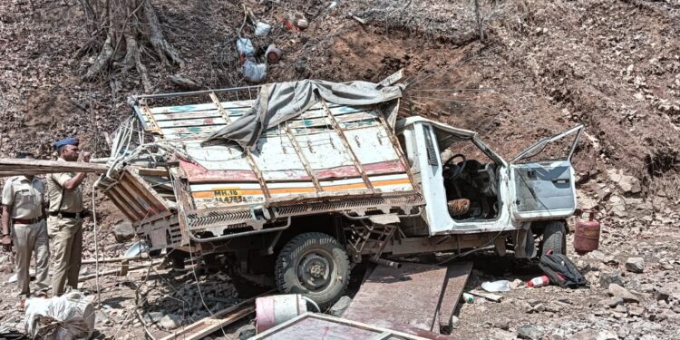 देवनदी दरीत पिकअप व्हॅन कोसळून दोन ठार तर तीन जण जखमी