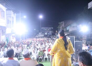 ताई आता चिंता करू नका, आम्ही तुमच्या सोबत आहोत; माजी मंत्री अमरीशभाई पटेल