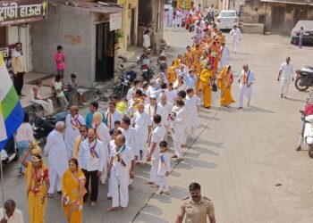 महावीर जयंती निमित्त मिरवणुकीत 100 फूट लांबीच्या ध्वजाने शहरवासीयांचे वेधले लक्ष