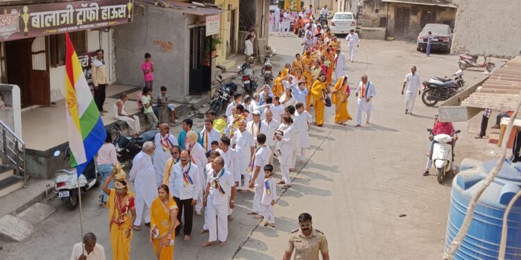 महावीर जयंती निमित्त मिरवणुकीत 100 फूट लांबीच्या ध्वजाने शहरवासीयांचे वेधले लक्ष