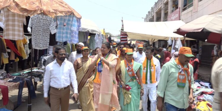 विसरवाडीत महायुतीच्या उमेदवार डॉ. हिना गावित यांची प्रचार फेरी जल्लोषात