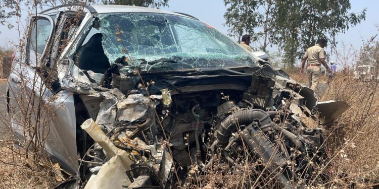 एस.टी.व कारची समोरासमोर धडक,  बालिका ठार तर चार जण जखमी