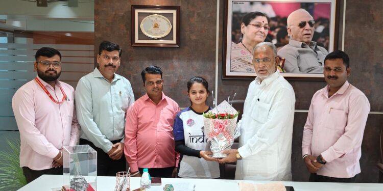 यशवंत विद्यालयाची राजश्री करणार जागतिक स्पर्धेत भारताचे प्रतिनिधित्व मा.आ.रघुवंशींतर्फे सत्कार; नं.ता.वि.स.तर्फे २५ हजाराची मदत