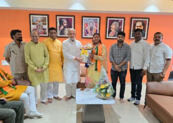 डॉ.हिना गावित यांनी घेतली शिवसेना नेते चंद्रकांत रघुवंशी यांची भेट; रघुवंशी यांनी दिल्या आशीर्वादपर शुभेच्छा