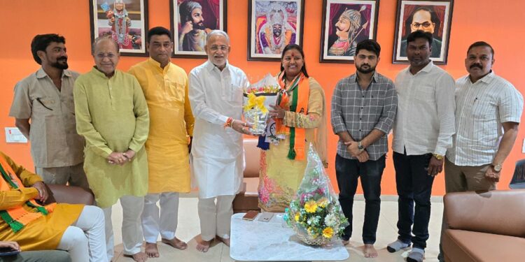 डॉ.हिना गावित यांनी घेतली शिवसेना नेते चंद्रकांत रघुवंशी यांची भेट; रघुवंशी यांनी दिल्या आशीर्वादपर शुभेच्छा