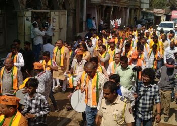 श्री गणेशाच्या चरणी नारळ वाढवून डॉ.हिना गावित यांनी केला प्रचाराचा जोरदार शुभारंभ