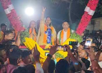 जेसीबीद्वारे फुलांचा वर्षाव करीत शनिमांडळ गावात डॉ. हिना गावित यांचे अद्भुत जल्लोषात स्वागत