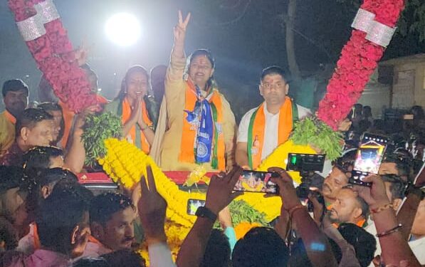 जेसीबीद्वारे फुलांचा वर्षाव करीत शनिमांडळ गावात डॉ. हिना गावित यांचे अद्भुत जल्लोषात स्वागत