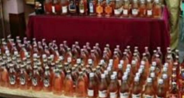 अवैध दारूच्या वाहतूकीवर नंदुरबार पोलीसांची धडक कारवाई केली असून 18 लाखांचा मद्यसाठा जप्त