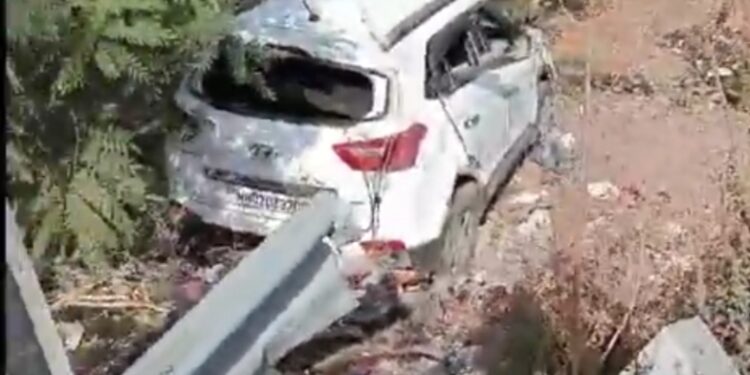 वाहन उलटल्याने मंडळाधिकाऱ्याचा जागीच मृत्यू,  नायब तहसीलदारासह एक जण जखमी