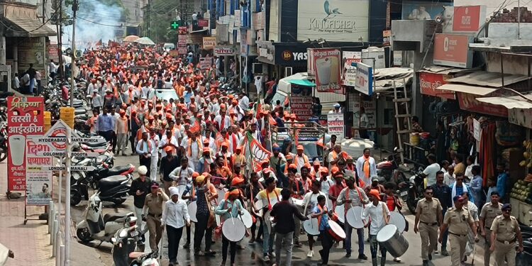 महायुतीच्या नेत्यांच्या उपस्थितीत उमेदवार डॉ. हिना गावित यांची नामांकन दाखल करण्यासाठी निघाली भव्य रॅली, कार्यकर्त्यांमध्ये प्रचंड जल्लोष