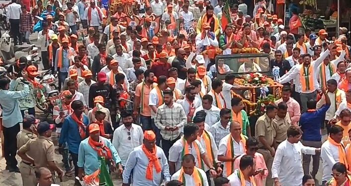 अलोट जन सागराच्या साक्षीने आणि महायुतीच्या सर्व नेत्यांच्या उपस्थितीत उमेदवार डॉ. हिना गावित यांचे नामांकन दाखल