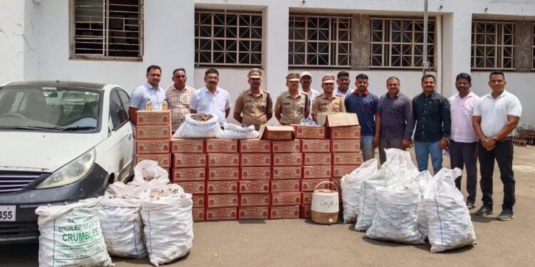 अवैध दारुची निर्मिती व वाहतूक करणाऱ्यांवर कारवाई करीत 9 लाखाचा मुद्देमाल जप्त