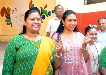 नंदुरबार लोकसभेसाठी विविध नेत्यांनी बजावला मतदानाचा हक्क