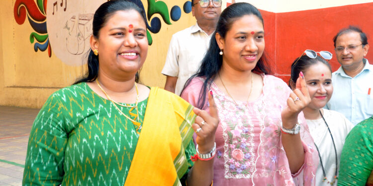 नंदुरबार लोकसभेसाठी विविध नेत्यांनी बजावला मतदानाचा हक्क