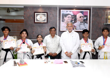 राज्यस्तरीय कराटे स्पर्धेत मुलींनी मारली बाजी