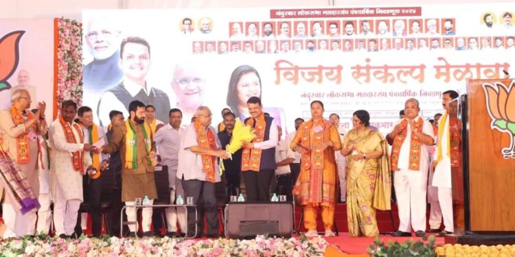 डॉ.हिना गावित यांना मत म्हणजेच मोदींना मत; शिरपूरच्या जाहीर सभेत उपमुख्यमंत्री फडणवीस यांचे आवाहन