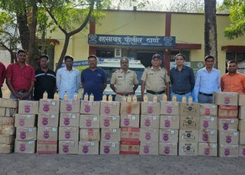 म्हसावद पोलिसांनी अवैध दारुसह केला साडे पाच लाखाचा मुद्देमाल जप्त