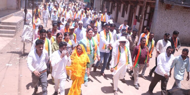 साक्री तालुक्यातील प्रचार सभेतून शिंदे गटाच्या आ. मंजुळाताई गावित यांच्यासह डॉ. हिना गावित यांचाही काँग्रेसवर हल्लाबोल