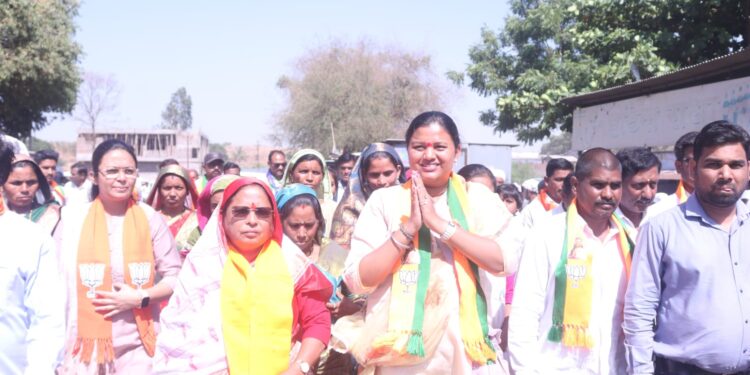 आमच्या विकास कामांमुळे सुरू झालेली विरोधकांची पोटदुखी, डॉ.असल्यामुळे आम्हीच थांबवू शकतो : महायुतीच्या उमेदवार डॉ. हिना गावित यांचा प्रहार