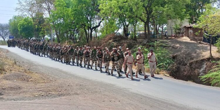 लोकसभा निवडणुकीच्या अनुषंगाने म्हसावद गावात करण्यात आला रूट मार्च
