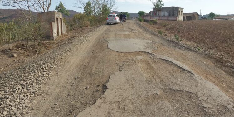 निवडणूक लोकसभेची, अन् चर्चा असलीच्या रस्त्याची