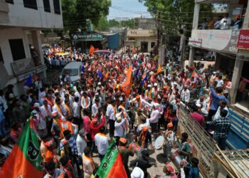 साक्री तालुक्यातही महायुतीच्या उमेदवार डॉ. हिना गावित यांच्या भव्य मिरवणुकांनी व्यापले रस्ते