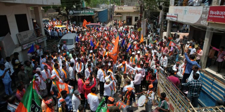 साक्री तालुक्यातही महायुतीच्या उमेदवार डॉ. हिना गावित यांच्या भव्य मिरवणुकांनी व्यापले रस्ते