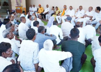 मंत्री डॉ. विजयकुमार गावित व डॉ.सुप्रिया गावित यांचे लहान गावांमधून प्रचार दौरे