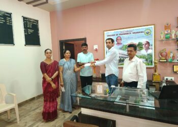 औषधनिर्माणशास्त्र महाविद्यालयात विद्यार्थी सामुहिक सुरक्षा अपघात विमामुळे कुटुंबीयांना मिळाला पाच लाख 10 हजाराचा मिळाला धनादेश