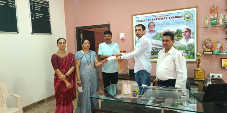 औषधनिर्माणशास्त्र महाविद्यालयात विद्यार्थी सामुहिक सुरक्षा अपघात विमामुळे कुटुंबीयांना मिळाला पाच लाख 10 हजाराचा मिळाला धनादेश