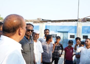 राजकीय दौरे अर्धवट सोडून शेतकऱ्यांच्या सांत्वनासाठी मंत्री डॉ.विजयकुमार गावित यांनी दिली ‘अवकाळी’चा तडाखा बसलेल्या गावांना तातडीने भेट