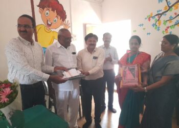 क.पू. पाटील उच्च माध्यमिक विद्यालय व माध्यमिक विद्यालयातील कर्मचाऱ्यांचा सेवानिवृत्ती निमित्त सत्कार