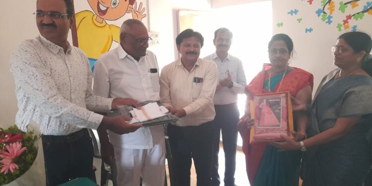 क.पू. पाटील उच्च माध्यमिक विद्यालय व माध्यमिक विद्यालयातील कर्मचाऱ्यांचा सेवानिवृत्ती निमित्त सत्कार