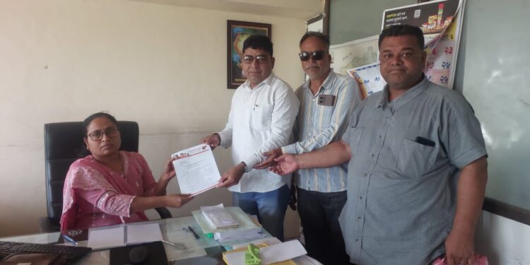 शेतकऱ्यांच्या विविध मागण्यांसाठी शिवसेना उभाठा पक्षाचे निवेदन