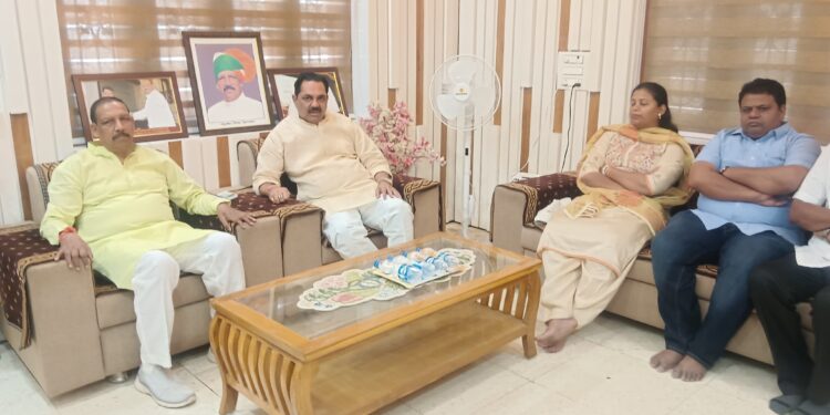 नंदूरबार जिल्ह्यातील महायुतीचा तिढा लवकरच सुटणार,पालकमंत्री अनिल पाटील यांनी डॉ. विजयकुमार गावित यांच्या निवासस्थानी भेट