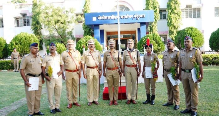 1 मे महाराष्ट्र दिनी पोलीस महासंचालकाचे सन्मानचिन्ह पोलीस अधिकारी व कर्मचारी यांना प्रदान