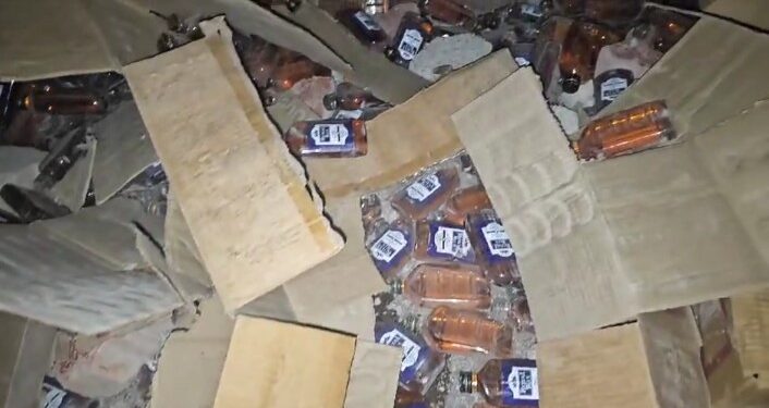 ट्रॉलीमधील दारू रस्त्यावर विखुरली, मद्यप्रेमींनी खोके लुटले, ट्रॅक्टर चालकाचा जागीच मृत्यू