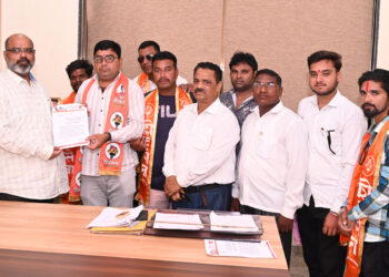 शबरी आदिवासी घरकुल योजनेतील आदिवासी लाभार्थ्यांना पालिकेमार्फत जागा उपलब्ध करून देण्याची शिवसेना उबाठा पक्षातर्फे मागणी