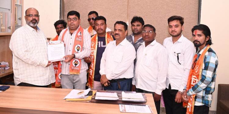 शबरी आदिवासी घरकुल योजनेतील आदिवासी लाभार्थ्यांना पालिकेमार्फत जागा उपलब्ध करून देण्याची शिवसेना उबाठा पक्षातर्फे मागणी