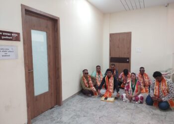 अतिक्रमण काढण्याच्या मागणीसाठी मुख्याधिकाऱ्यांच्या कार्यालयासमोर उबाठा पक्षातर्फे आंदोलन