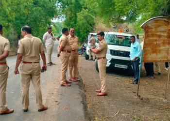 दोघा अज्ञातांनी प्राध्यापकांवर केला गोळीबार, जखमी अवस्थेत प्रा. पाटील यांच्यावर शिरपूर रुग्णालयात उपचार सुरू